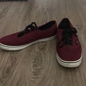 Burgundy vans size 5 in men’s and 6.5 in womens